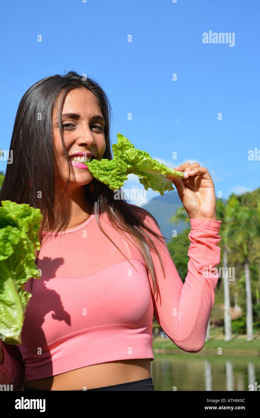 Junge Frau essen Salat und Lächeln, biologische Lebensmittel Stockfoto