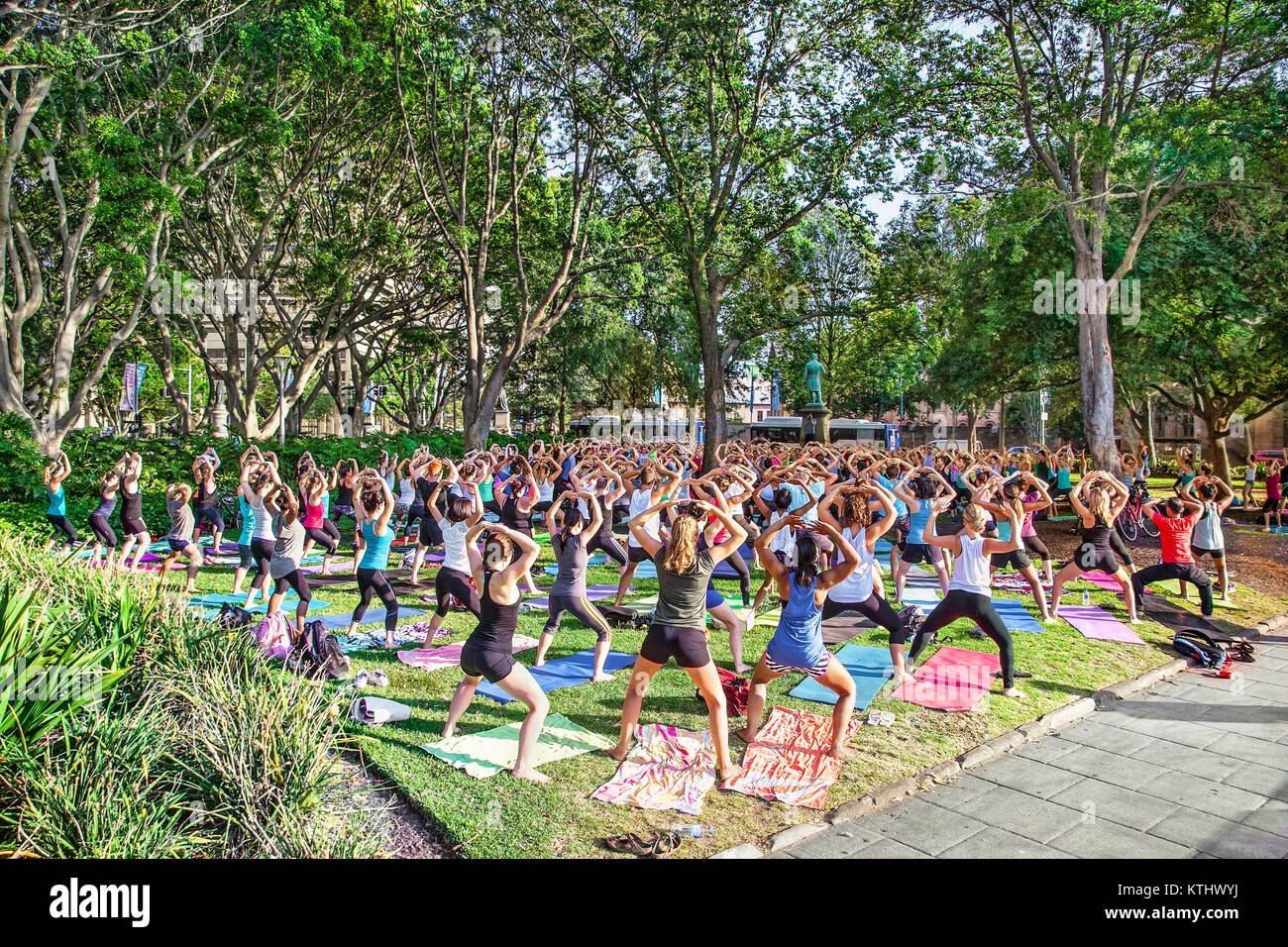 SYDNEY, AUSTRALIEN - 9. JANUAR 2015: Menschen in freien Klassen genießen Sie am Hyde Park für Sydney Festival in Sydney, Australien, Joga am Januar 9,2015. Sydney Stockfoto