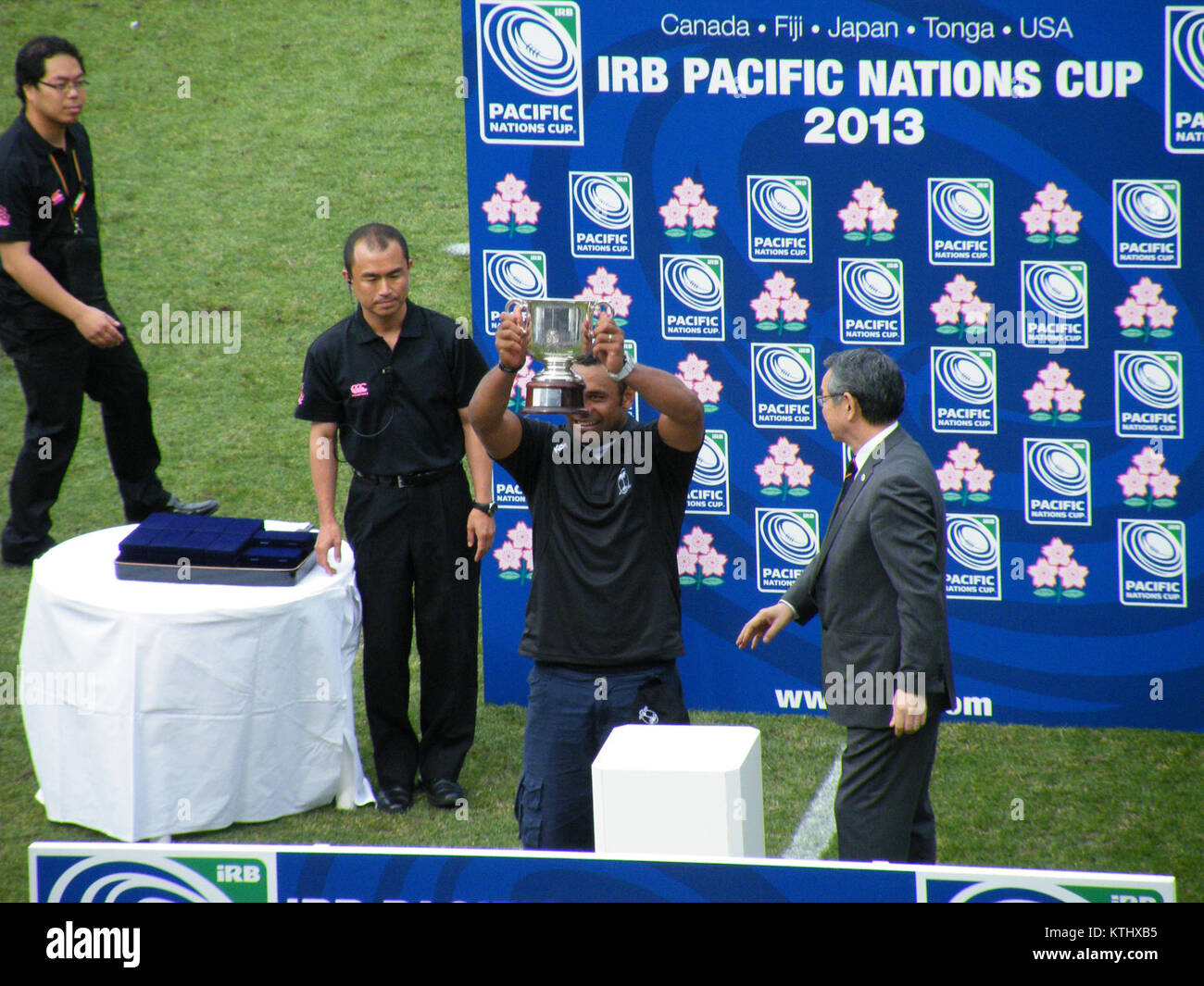 Ein Bild von der Preisverleihung des IRB Pacific Nations Cup 2013, in der die besten Teams und Spieler des Rugby-Wettbewerbs gewürdigt werden. Die Veranstaltung feiert Erfolge im internationalen Rugby zwischen pazifischen Nationen. Stockfoto