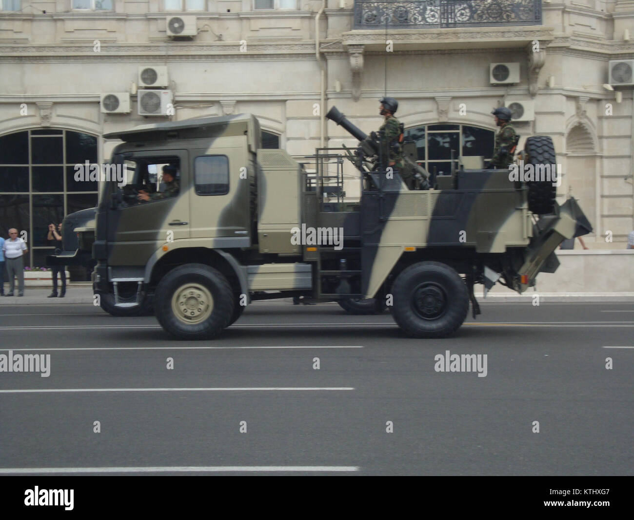 Dieses Foto zeigt eine aserbaidschanische (hochexplosive) Mörserbombe, die 2013 während einer Parade in Baku, Aserbaidschan, gezeigt wurde. Die Waffe ist Teil der aserbaidschanischen Militärausrüstung, die bei nationalen Feiern und militärischen Veranstaltungen präsentiert wird. Stockfoto