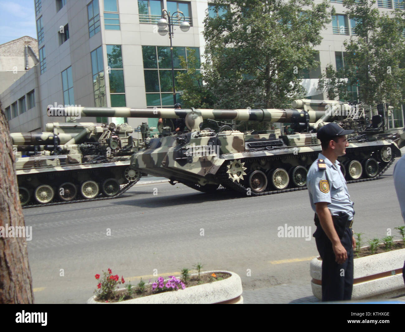 Die Azeri 2S7, ein selbstfahrendes Artilleriesystem, wurde 2013 bei einer Militärparade in Baku, Aserbaidschan, vorgestellt. Bei der Parade wurden militärische Ausrüstung und nationale Verteidigungsfähigkeiten hervorgehoben. Stockfoto