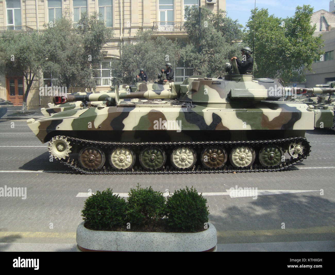 Ein Foto der aserbaidschanischen Haubitze 2S1, die 2013 bei einer Militärparade in Baku, Aserbaidschan, ausgestellt wurde. Das Bild zeigt das Design des Artilleriefahrzeugs und seine Verwendung bei militärischen Zeremonien. Stockfoto