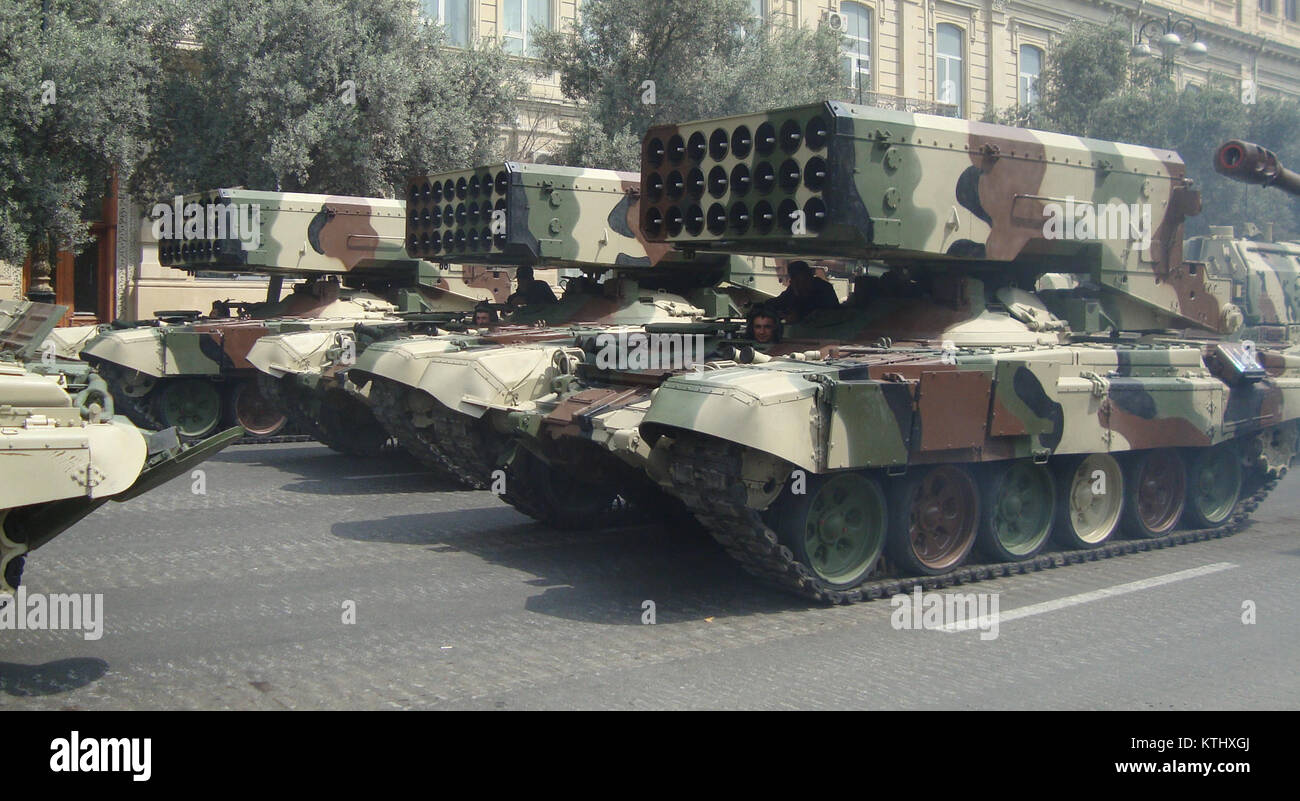 Die Azeri TOS 1 ist ein Lkw-Raketenwerfer, der 2013 während einer Militärparade in Baku, Aserbaidschan, gezeigt wurde. Es ist für hochpräzise Angriffe konzipiert und Teil der militärischen Fähigkeiten von Azerbaijanâ und stellt die Verteidigungstechnologie und Modernisierung der countryâ dar. Stockfoto Die Azeri TOS 1 ist ein Lkw-Raketenwerfer, der 2013 während einer Militärparade in Baku, Aserbaidschan, gezeigt wurde. Es ist für hochpräzise Angriffe konzipiert und Teil der militärischen Fähigkeiten von Azerbaijanâ und stellt die Verteidigungstechnologie und Modernisierung der countryâ dar. Stockfoto