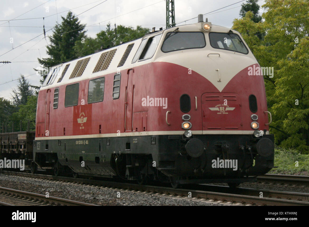 Die Baureihe 220 ist eine dieselelektrische Lokomotive, die insbesondere auf der Brohltalbahn eingesetzt wird. Dieses Modell ist bekannt für seine Zuverlässigkeit und Effizienz im Personen- und Güterverkehr und spielt eine Schlüsselrolle im Regionalverkehr. Stockfoto
