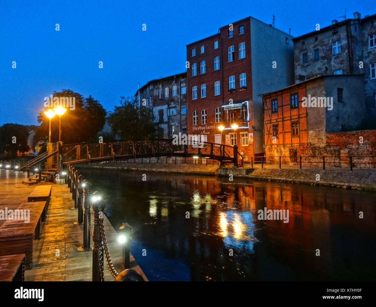 Das Bild zeigt die BDG kladkaWM in der Nacht am 4. Juli 2013, beleuchtet von Stadtlichtern. Das Foto zeigt die Struktur vor dem Hintergrund der städtischen Umgebung und des dunklen Himmels. Stockfoto