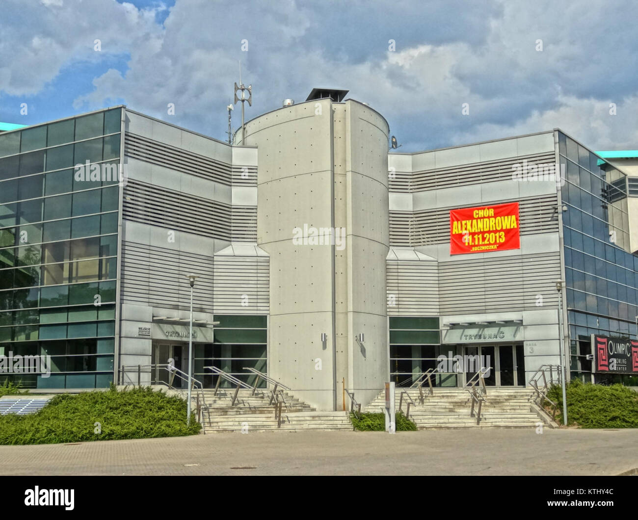 Dieses Bild zeigt die Hala Luczniczka in Bydgoszcz, Polen, aufgenommen am 26. Juli 2013. Die Arena ist bekannt für die Veranstaltung von Großveranstaltungen wie Konzerten, Sportspielen und Kulturausstellungen, die eine Schlüsselrolle im kulturellen Leben der Stadt spielen. Stockfoto