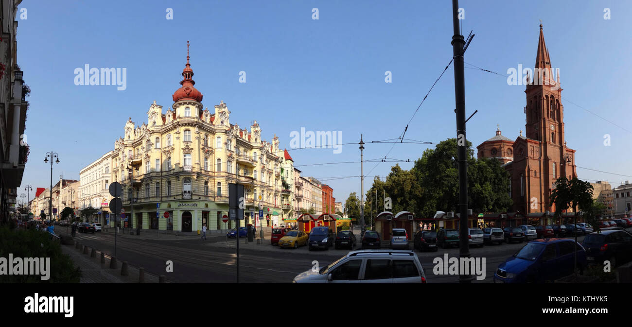 Das Foto mit dem Titel „BDG Gdanska pnr 33 07 2013“ zeigt ein Gebäude in Danzig, Polen. Aufgenommen im Juli 2013, bietet es eine Momentaufnahme der städtischen Landschaft der Stadt, die Danzig Architektur und das moderne Stadtleben widerspiegelt. Stockfoto