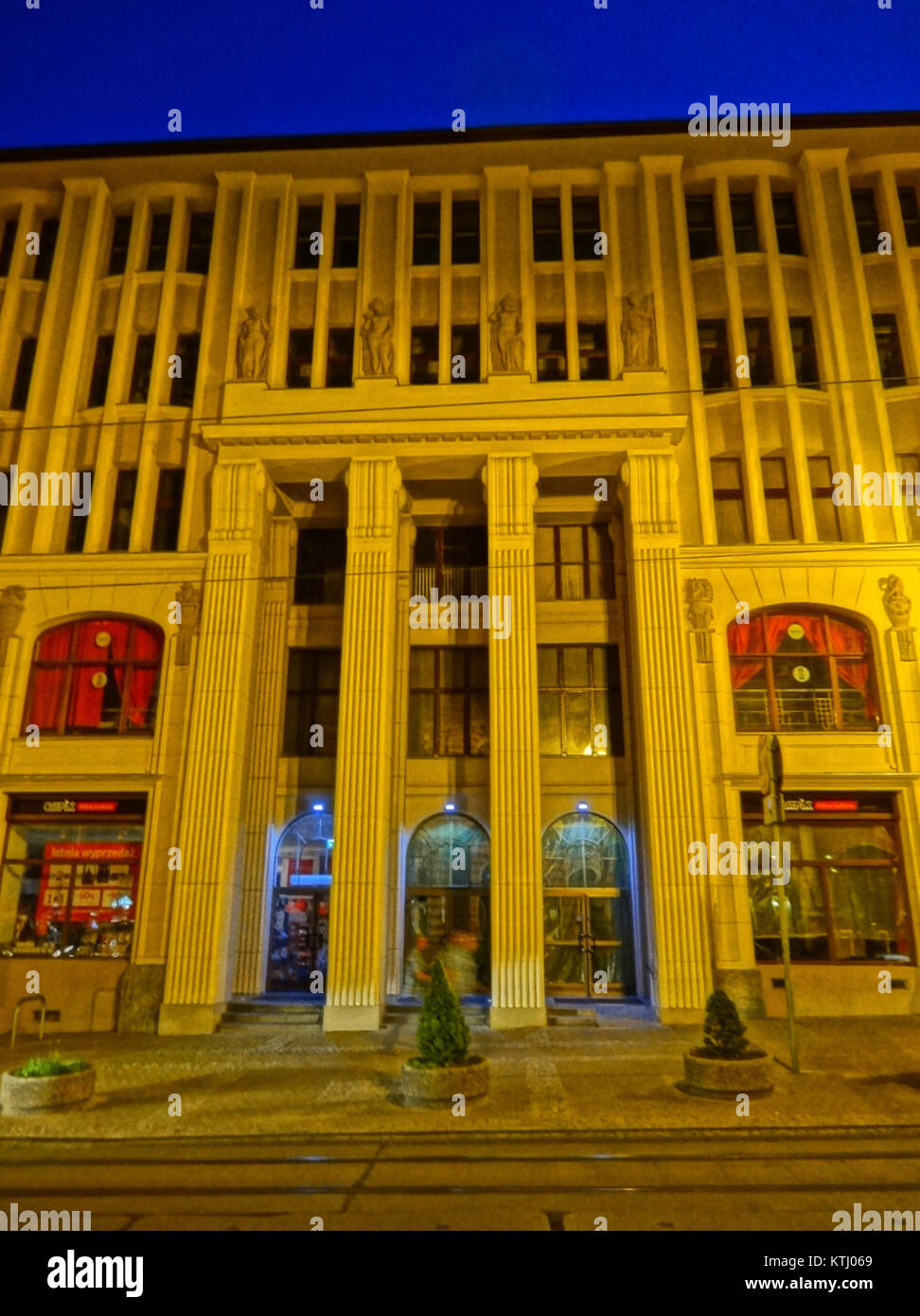 Ein nächtlicher Blick auf Danzig aus der Perspektive des Jedynak-Gebäudes, das die architektonische Schönheit der Stadt im Sommer 2013 zeigt. Das Bild erfasst die städtische Landschaft unter Nachtlicht. Stockfoto