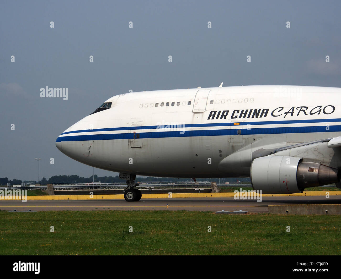 Dieses Bild zeigt ein Frachtflugzeug der Boeing 747-400F (BCF), registriert als B-2460, das von Air China Cargo betrieben wird. Das Flugzeug mit der Baunummer (CN) 24348 wird am 14. Juli 2013 auf dem Rollweg gesehen. Die Boeing 747-400F ist ein spezielles Frachtflugzeug, das für große Frachttransporte konzipiert wurde und ein wichtiger Bestandteil der Frachtflotte von Air China war. Stockfoto