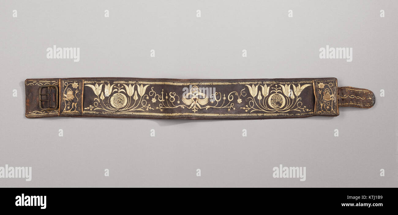 Dieser Gürtel, der Teil der Sammlung des Metropolitan Museum of Art ist, ist ein Beispiel feiner Handwerkskunst aus historischer Zeit. Das Design zeigt komplexe Details, die den künstlerischen Stil seiner Zeit widerspiegeln. Stockfoto