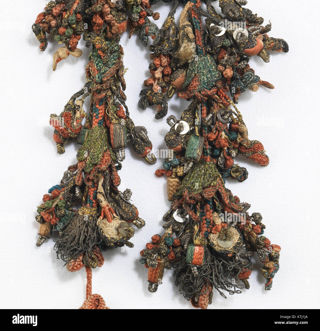 Der Gürtel, katalogisiert als MET 66.9,312, ist ein detailliertes Stück aus der Sammlung des Metropolitan Museum of Art, das Handwerkskunst und Design zeigt, das historische Modetrends und Accessoires widerspiegelt. Stockfoto