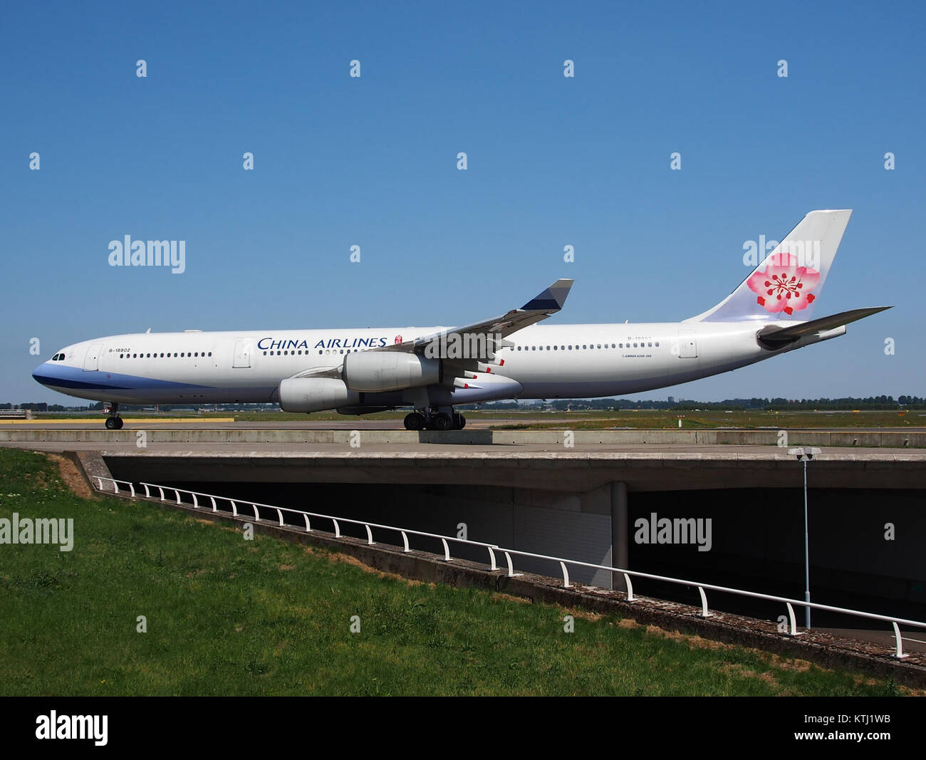 China Airlines Airbus A340-313X (cn 406), der am 21. Juli 2013 auf einem Flughafen unterwegs war, wurde auf diesem Luftfahrzeugfoto als Teil einer historischen Aufzeichnung des Flugbetriebs aufgenommen. Stockfoto