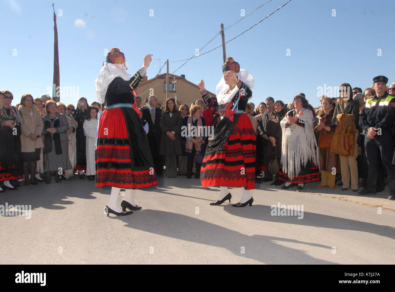 *Baile alcaldesas* ist ein traditionelles Ereignis in spanischsprachigen Regionen, bei dem lokale Führung und Gemeindeleistungen gefeiert werden. Die Veranstaltung ist geprägt von Tanz- und Gesellschaftsversammlungen, die weibliche Gemeindeleiter ehren. Stockfoto