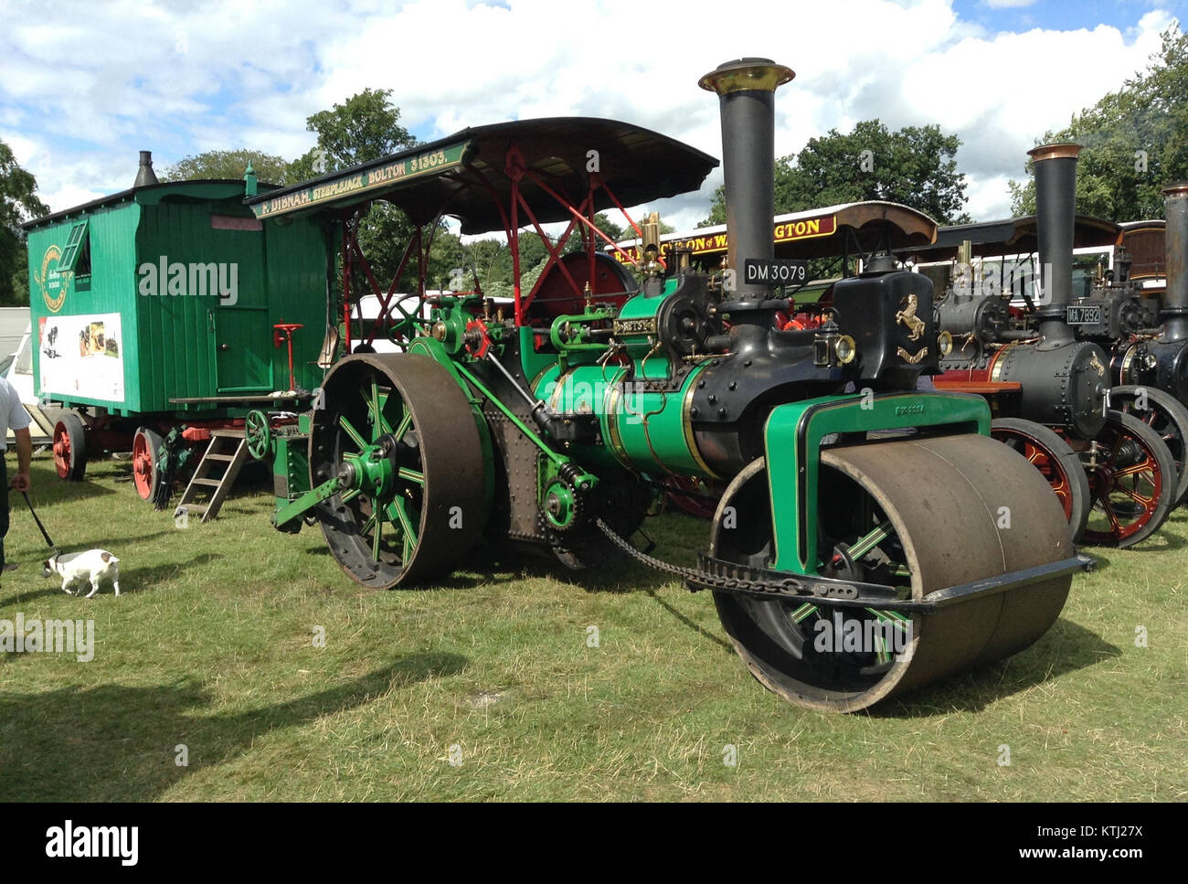 Die Aveling & Porter Straßenwalze „Betsy“ aus dem frühen 20. Jahrhundert ist eine historische Dampfmaschine, die im Straßenbau eingesetzt wird. Diese Maschine ist ein bedeutendes Beispiel für den frühen Maschinenbau und zeigt die Fortschritte in der Verkehrsinfrastruktur während der industriellen Revolution. Stockfoto