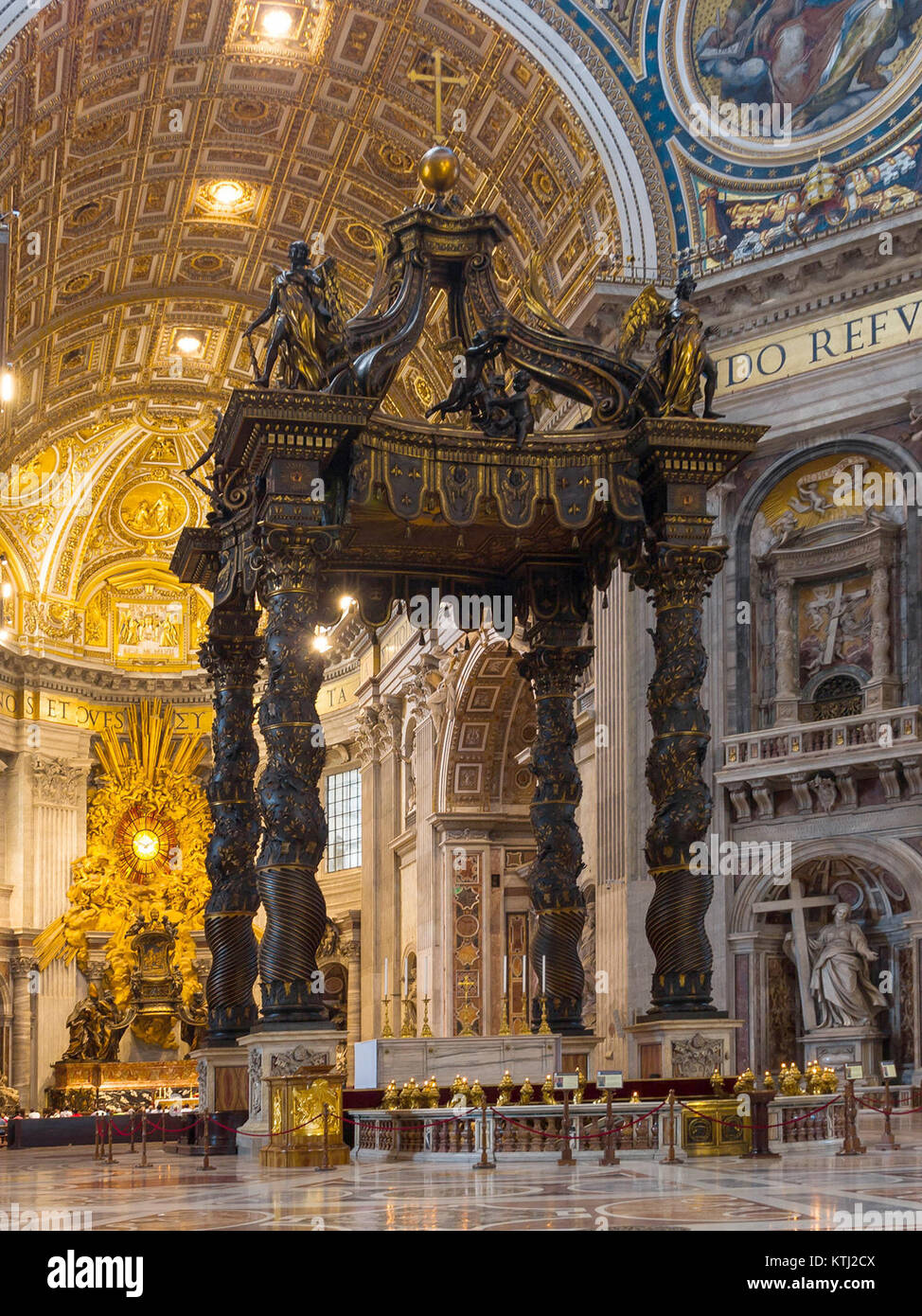 Das Baldaquin von Bernini befindet sich im Petersdom in Vatikanstadt und ist ein prächtiges barockes Gebäude, das von Gian Lorenzo Bernini entworfen wurde. Es steht über dem Grab des Heiligen Peter und ist ein Schlüsselstück der Vatikanischen Kunst und Architektur. Stockfoto