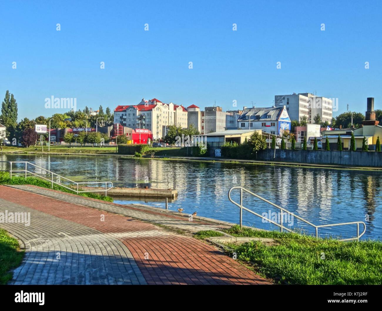 Der BDG Park Centralny in Polen ist ein bedeutender öffentlicher Park, der für sein städtisches Design und seine Grünflächen bekannt ist. Es ist ein wichtiges Erholungsgebiet in der Stadt und bietet naturnahe Annehmlichkeiten und Räume für Entspannung und Freizeit. Stockfoto