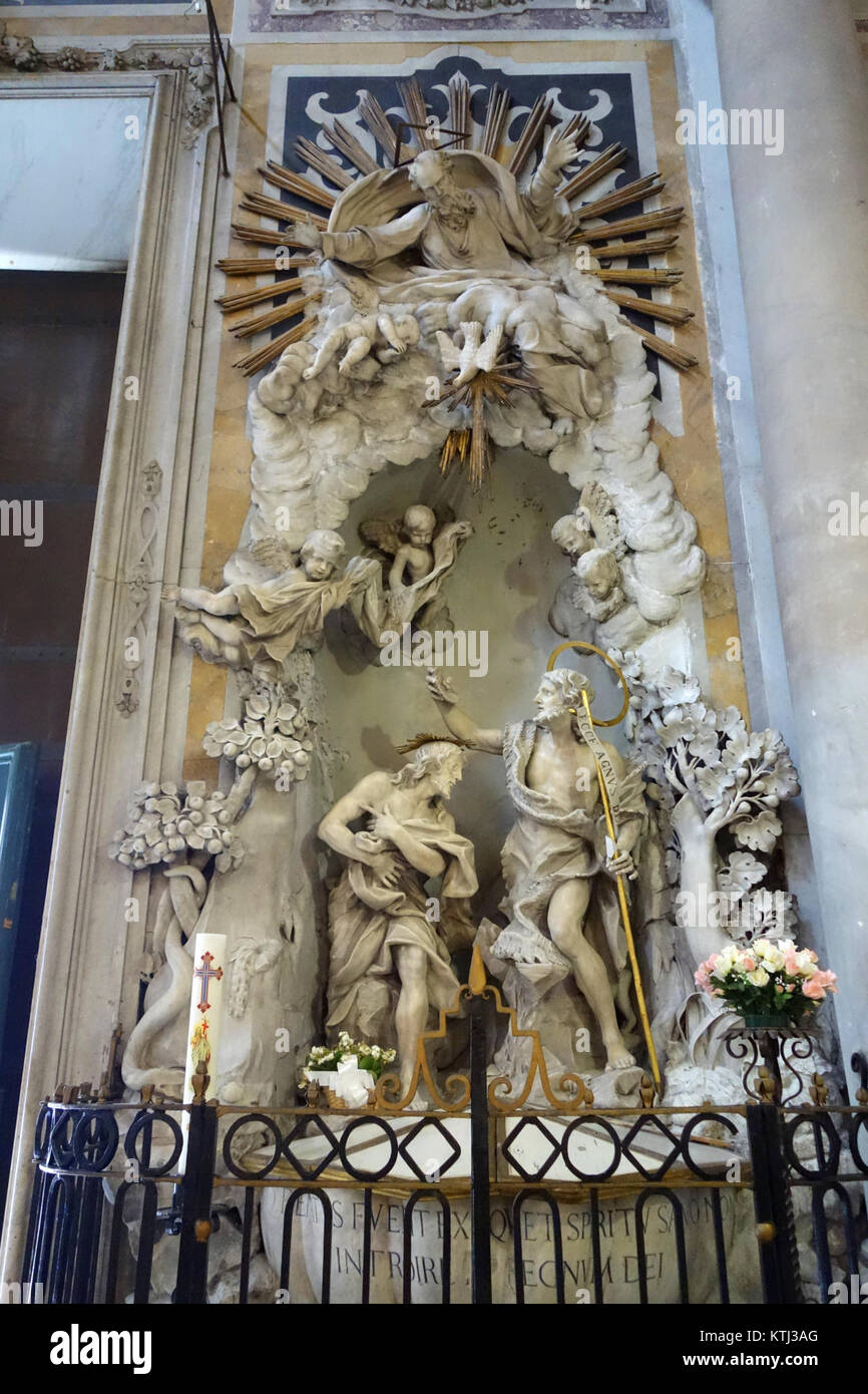 Die „Taufe Christi“ ist ein barockes Gemälde von Giacomo Filippo Parodi, das in der Kirche Santa Maria delle Vigne in Genua ausgestellt wird. Das Kunstwerk zeigt die biblische Szene der Taufe von Christâ im Jordan. Stockfoto