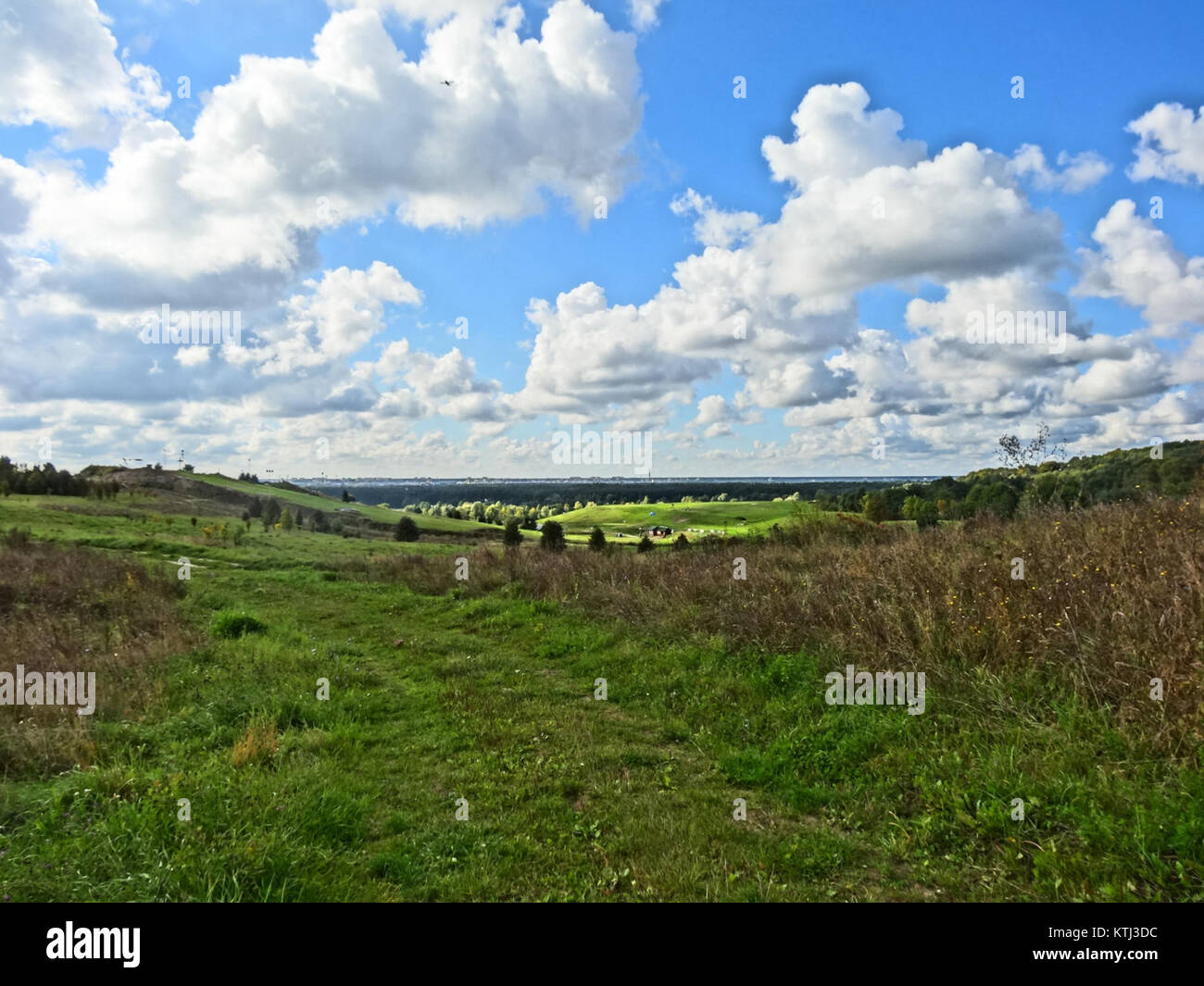 BDG widokzgoryMysl 4 09 2013 bezieht sich auf ein Foto oder Bild, das wahrscheinlich am 4. September 2013 aufgenommen wurde und einen Blick von der Spitze eines Gebäudes oder einer Struktur zeigt. Der Titel weist wahrscheinlich auf eine Perspektive der Stadt oder Landschaft aus einer Höhe hin. Stockfoto