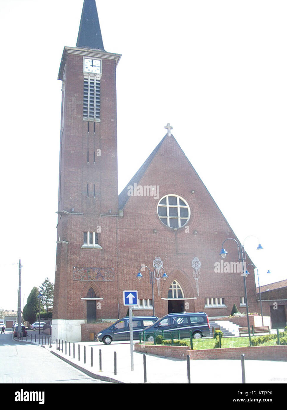 Dieses Bild zeigt wahrscheinlich ein Flugzeug, möglicherweise ein Oldtimer oder ein historisches Modell, das Einblicke in die Geschichte der Luftfahrt und die Entwicklung der Flugtechnik bietet. Stockfoto