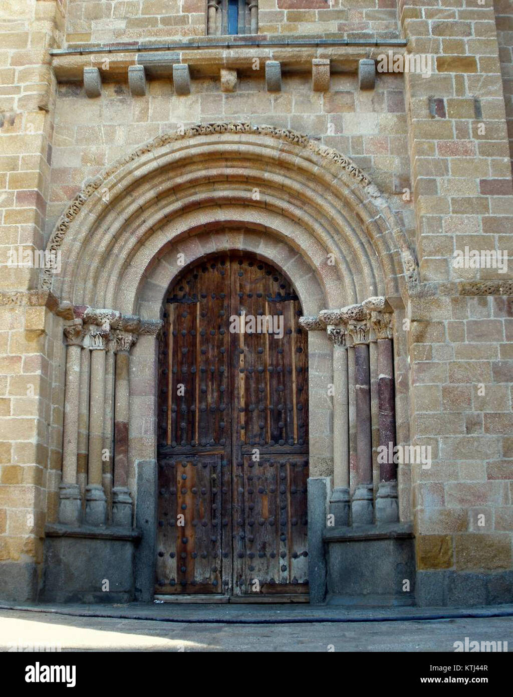 Die Iglesia de San Pedro in Ã vila, Spanien, ist eine bedeutende historische Kirche, die für ihre romanischen architektonischen Merkmale und ihre kulturelle Bedeutung in der Region bekannt ist. Die Kirche spiegelt Spaniens mittelalterliche religiöse Architektur wider. Stockfoto