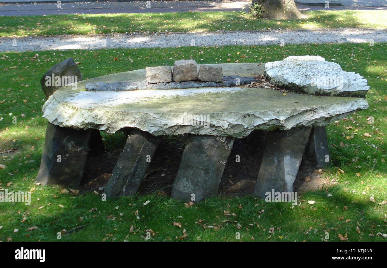 Das Vesica Piscis Kunstwerk in Bergen op Zoom ist ein bedeutendes Stück religiöser oder kultureller Symbolik. Es stellt eine geometrische Form dar, die in der mittelalterlichen Kunst und im christlichen Symbolismus häufig zu finden ist. Stockfoto