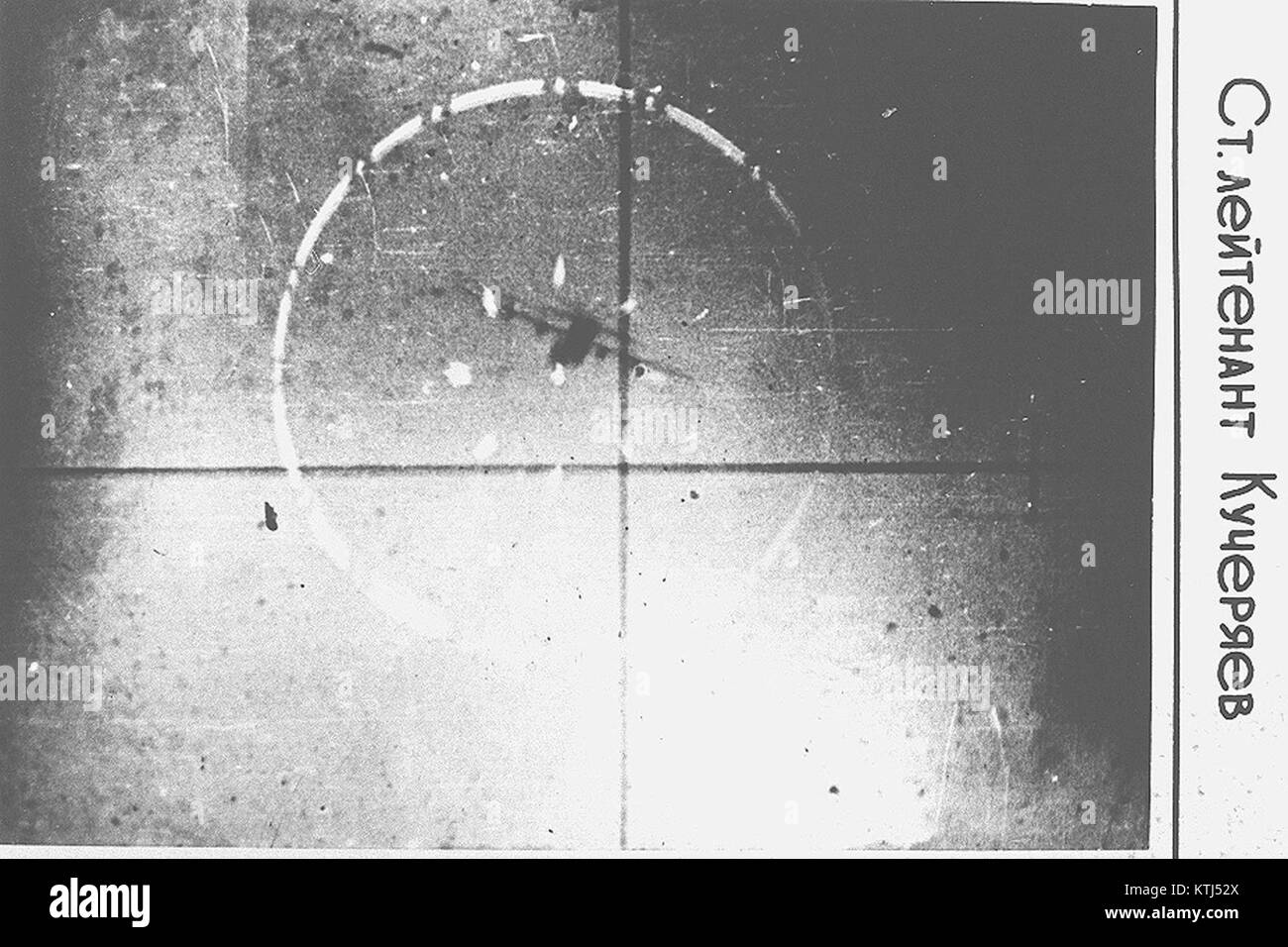 Die C-130 Hercules ist ein militärisches Transportflugzeug, das weltweit eingesetzt wird, während die MiG-Flugzeugserie sowjetische Kampfflugzeuge repräsentiert, die für ihre Rolle in der globalen Luftkampfgeschichte bekannt sind. Stockfoto