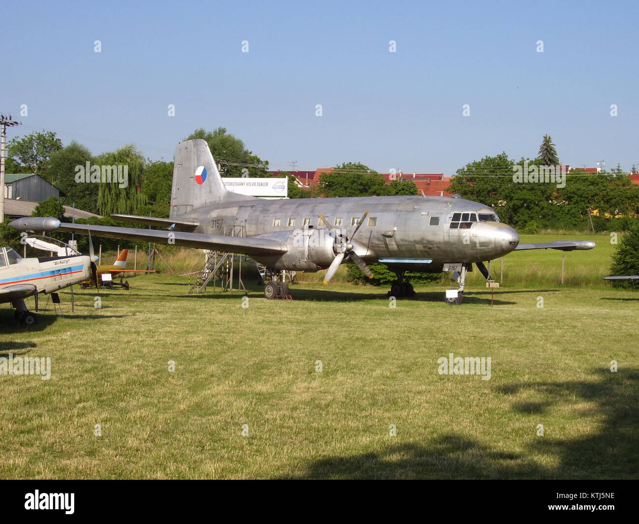 Die Avia 14 ist ein historisches tschechoslowakisches Flugzeug, das im Avia 14 Museum in Kunovice, Tschechien, ausgestellt ist. Das Flugzeug stellt bedeutende Errungenschaften in der Luftfahrttechnologie dar. Stockfoto