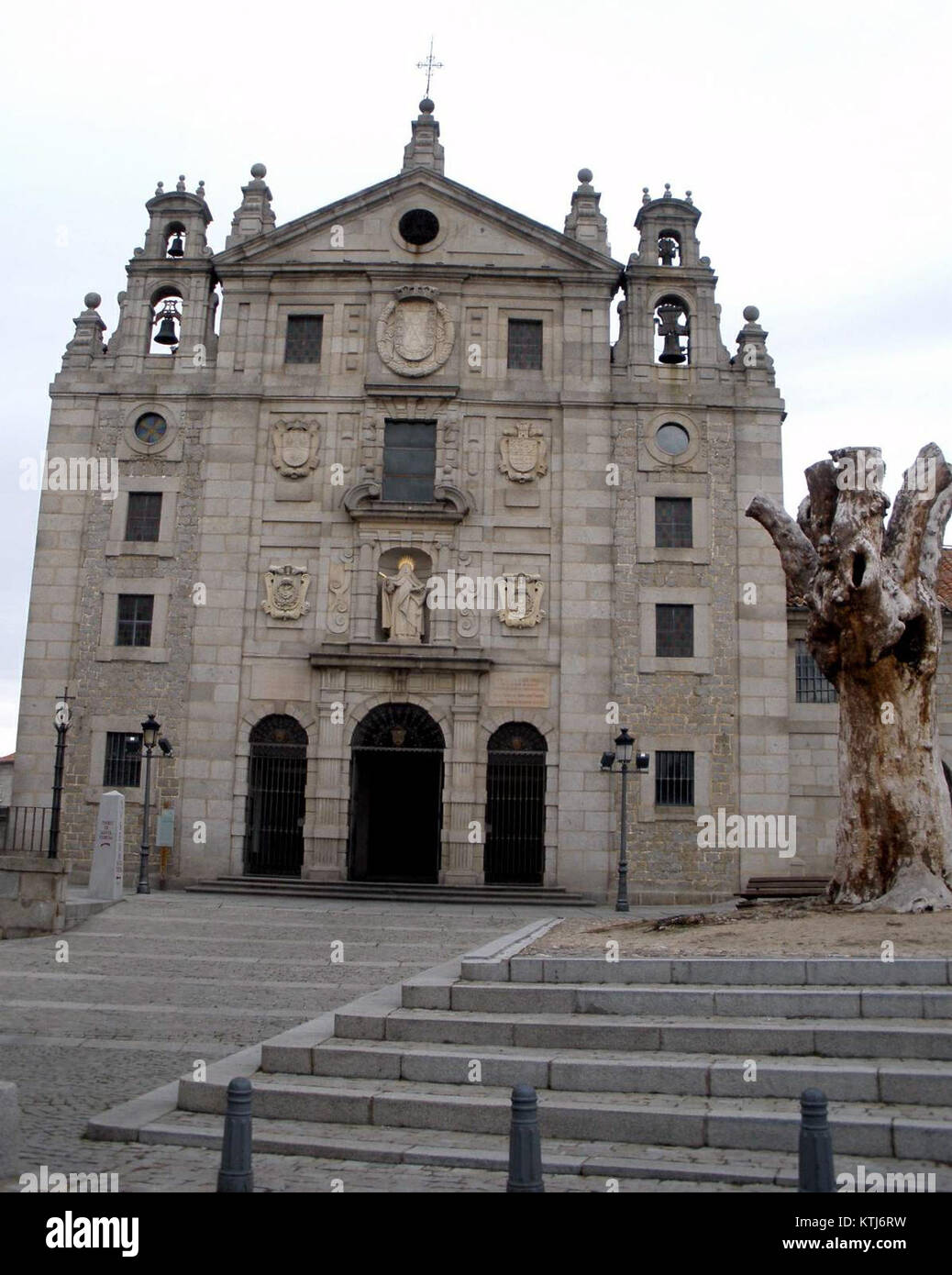 Ein Foto des Convento de Santa Teresa in Ávila, Spanien, das seine historische und architektonische Bedeutung zeigt. Das Kloster ist ein bedeutendes Wahrzeichen in der spanischen Religionsgeschichte und Kultur. Stockfoto