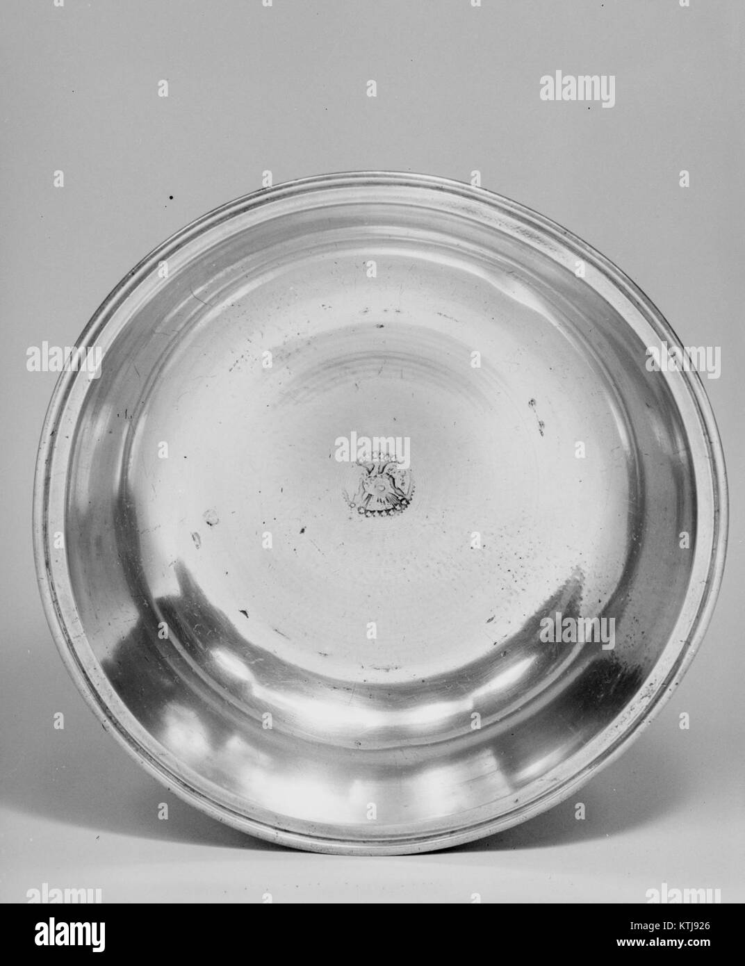 Ein Keramikbecken aus der Sammlung des Metropolitan Museum of Art, das detailgetreue Handwerkskunst und traditionelles Design zeigt. Das Stück repräsentiert historische dekorative Künste. Stockfoto