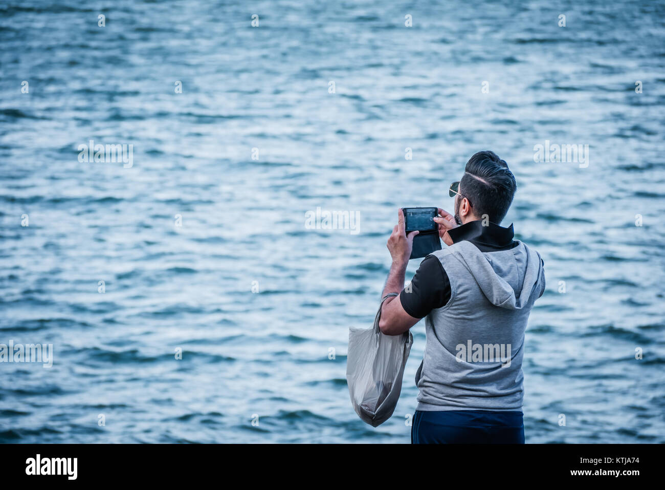 Naher Osten Mann unter Foto durch das Meer Stockfoto