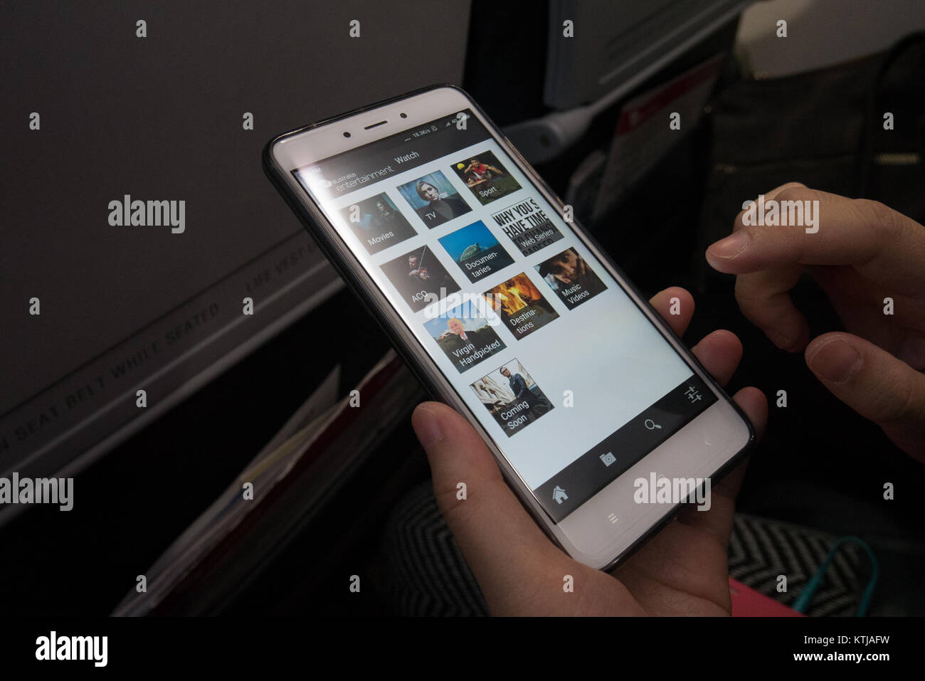In-flight Entertainment app auf Telefon Stockfoto