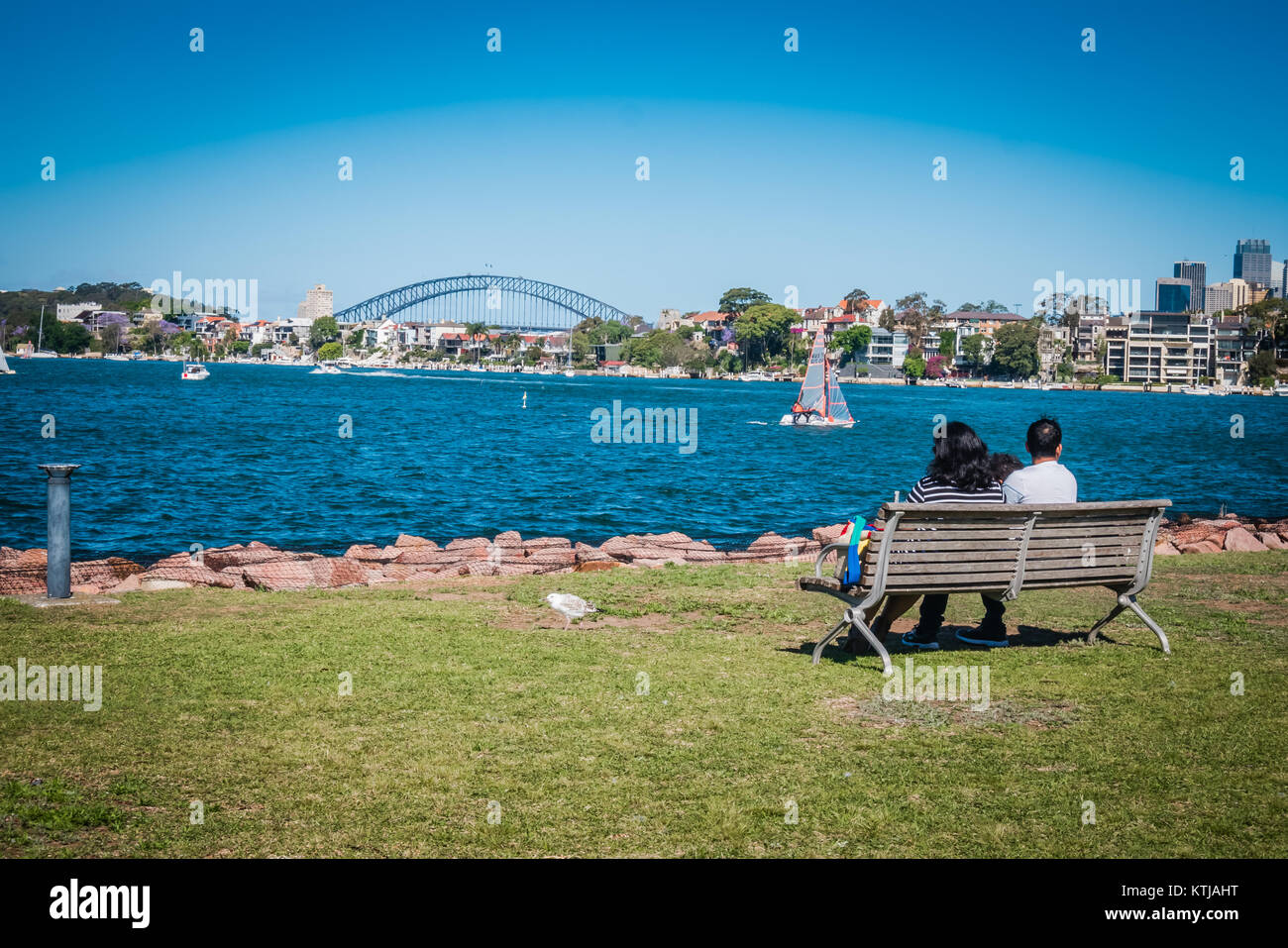 Junge famkly sitzen auf einer Bank in Sydney Stockfoto