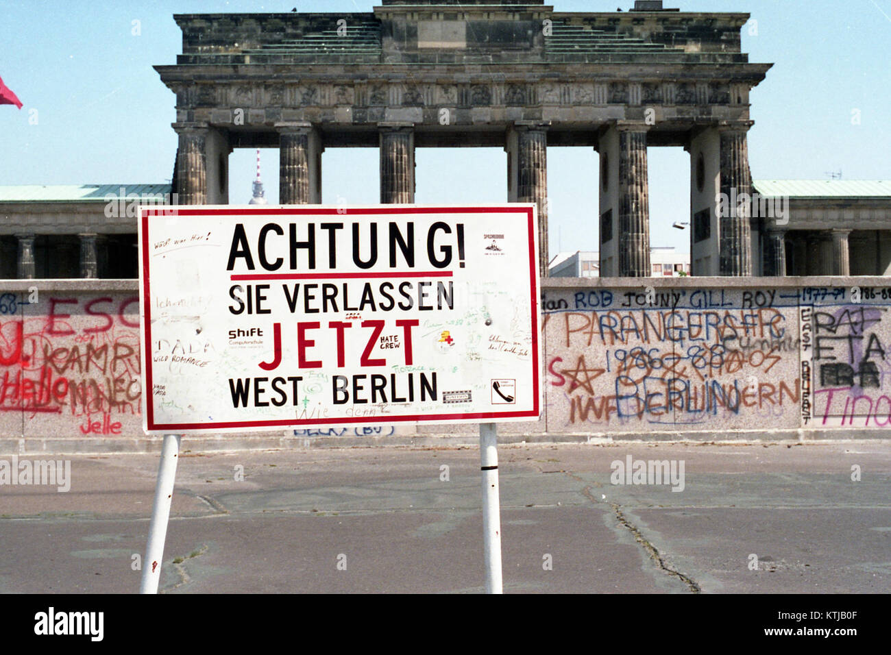 Das Bild zeigt Ortsschilder aus Berlin im Jahr 1989, die den Übergang der Stadt während des Mauerfalls reflektieren. Diese Zeichen stellen eine Zeit des politischen Wandels und der Wiedervereinigung in Deutschland dar, die das Ende des Kalten Krieges und die Wiedervereinigung Ost- und West-Berlins markiert. Stockfoto