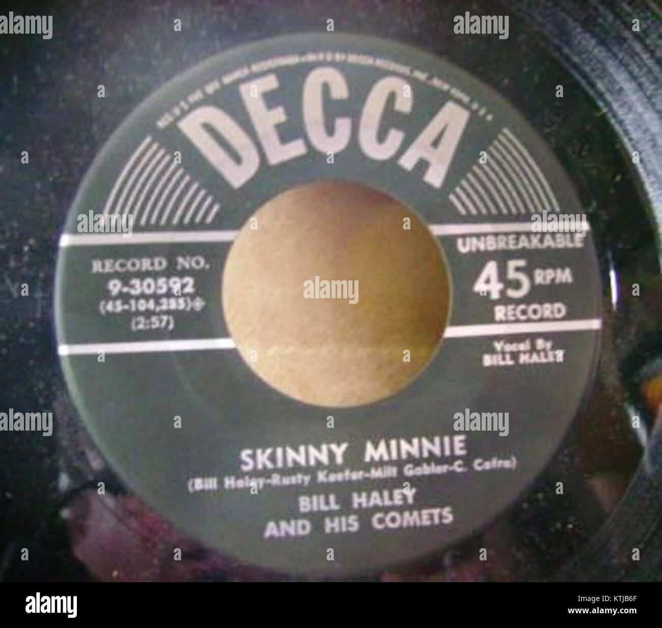 Die Single *Skinny Minnie* von Decca, veröffentlicht unter der Katalognummer 9 30592, ist eine beliebte Aufnahme aus den 1950er Jahren, die die Swing- und Jazz-Einflüsse der Ära zeigt. Stockfoto