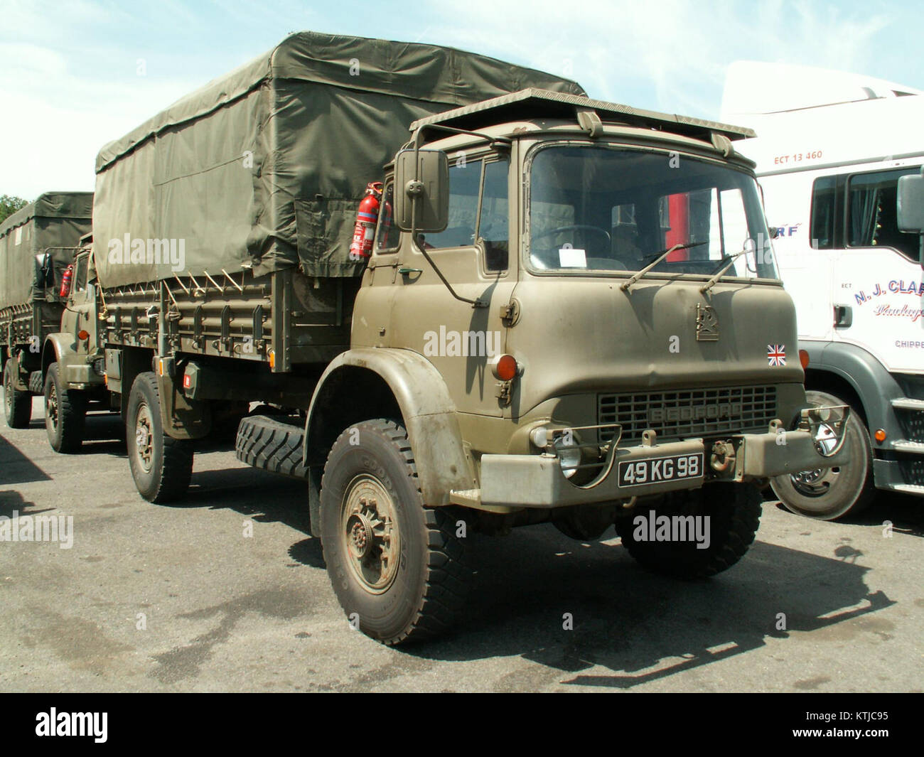 Der Bedford Mk ist ein 4-Tonnen-Lastwagen, der von der britischen Armee eingesetzt wird. Es war Teil der MLC 10-Klasse, bekannt für seine robuste Bauweise und Zuverlässigkeit während militärischer Operationen. Der LKW wurde in verschiedenen Gebieten eingesetzt und bot logistische Unterstützung für den Transport von Gütern und Personal bei militärischen Operationen. Stockfoto