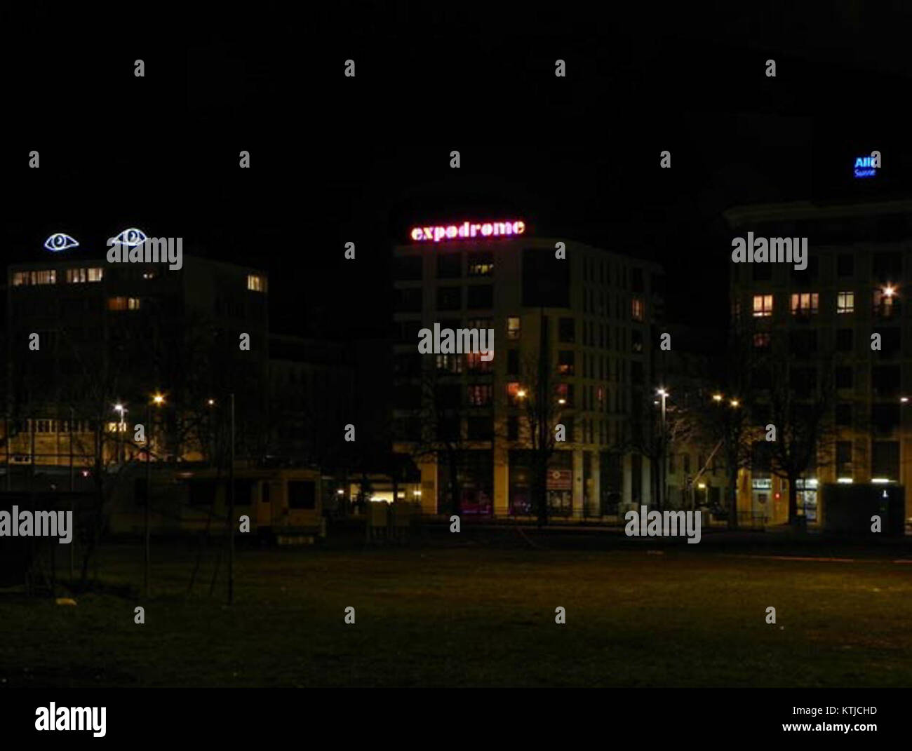 Die Achse der Stille ist ein ausgewiesenes Gebiet in Frankreich, das für seine Funkstille bekannt ist und astronomische Beobachtungen ermöglicht. In der Nähe befindet sich das Messegelände, in dem verschiedene Veranstaltungen und Shows stattfinden. Stockfoto