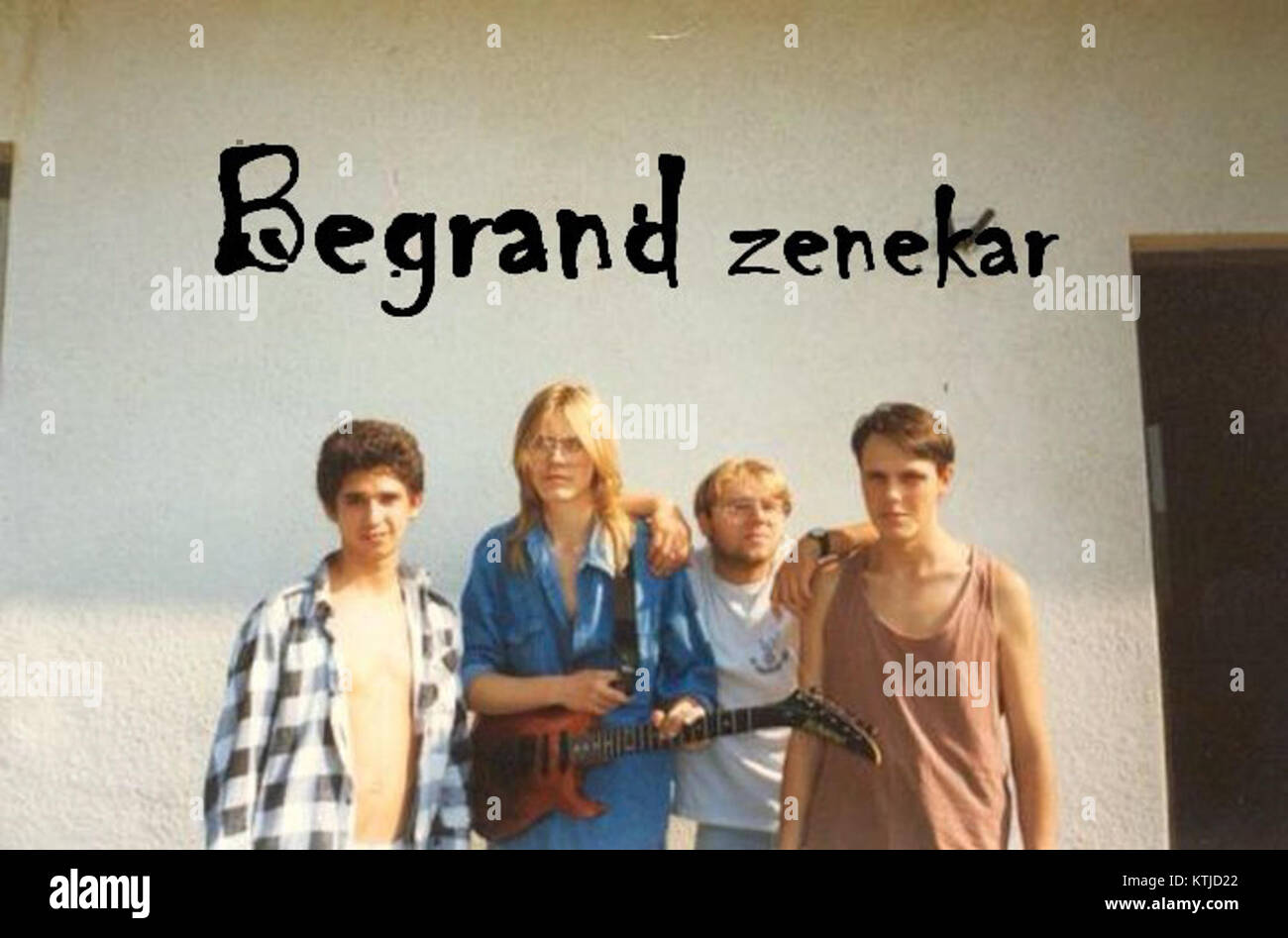 Dieses Bild zeigt die Band Begrand im Jahr 1996, eine ungarische Musikgruppe, die für ihre Auftritte und Beiträge zur lokalen Musikszene bekannt ist. Die Band war Mitte der 1990er Jahre aktiv und spielte in dieser Zeit eine wichtige Rolle in der ungarischen Musikkultur. Stockfoto Dieses Bild zeigt die Band Begrand im Jahr 1996, eine ungarische Musikgruppe, die für ihre Auftritte und Beiträge zur lokalen Musikszene bekannt ist. Die Band war Mitte der 1990er Jahre aktiv und spielte in dieser Zeit eine wichtige Rolle in der ungarischen Musikkultur. Stockfoto
