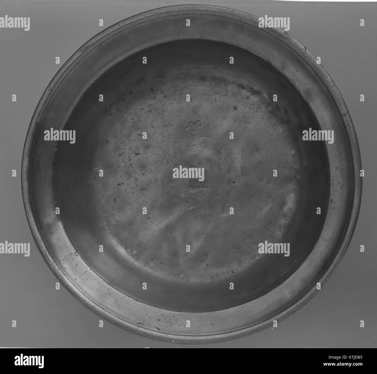 Ein Verweis auf ein Becken, das möglicherweise mit Wasserbewirtschaftung oder Geographie in Zusammenhang steht, mit einer besonderen Bezeichnung MET 132000. Sie kann sich auf einen Studien- oder Forschungsbereich beziehen. Stockfoto