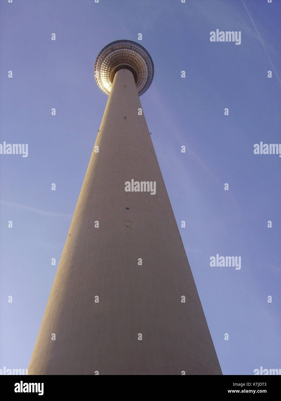 Der Berliner Fernsehturm ist ein Fernmeldeturm in Berlin. Mit 368 Metern ist es das höchste Bauwerk Deutschlands und ein prominentes Wahrzeichen der Stadt. Er wurde 1969 fertiggestellt und dient sowohl als Sendeturm als auch als beliebte Touristenattraktion mit einer Aussichtsplattform mit Panoramablick auf Berlin. Stockfoto