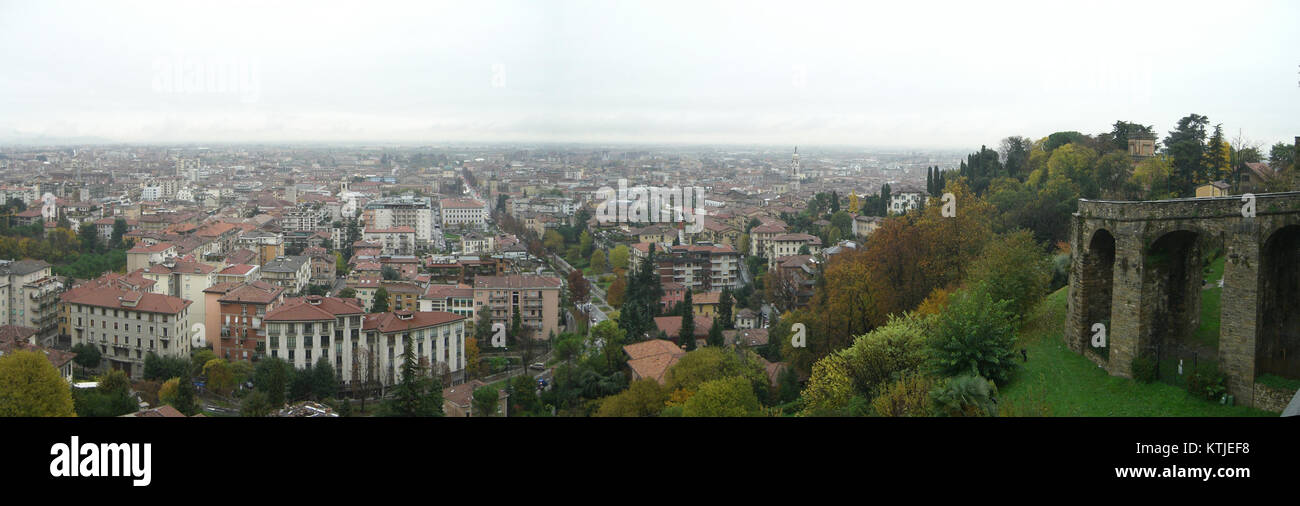 Ein malerischer Panoramablick auf Bergamo, Italien, mit seiner historischen Altstadt (Città Alta) und der umliegenden Landschaft. Bergamo ist bekannt für seine mittelalterliche Architektur, Kopfsteinpflasterstraßen und befestigten Mauern, die die Altstadt umgeben und ein reiches kulturelles Erlebnis bieten. Stockfoto
