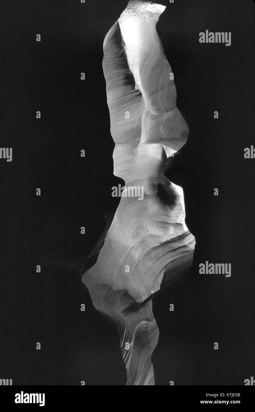 Ein fesselnder Blick auf den Antelope Canyon in Arizona, ein beliebter Slot Canyon, der für seine engen Gänge und markanten Lichtstrahlen bekannt ist. Dieses Naturwunder ist berühmt für seine dramatischen Farben und Formen, was es zu einem Top-Reiseziel für Fotografen und Naturliebhaber macht. Stockfoto