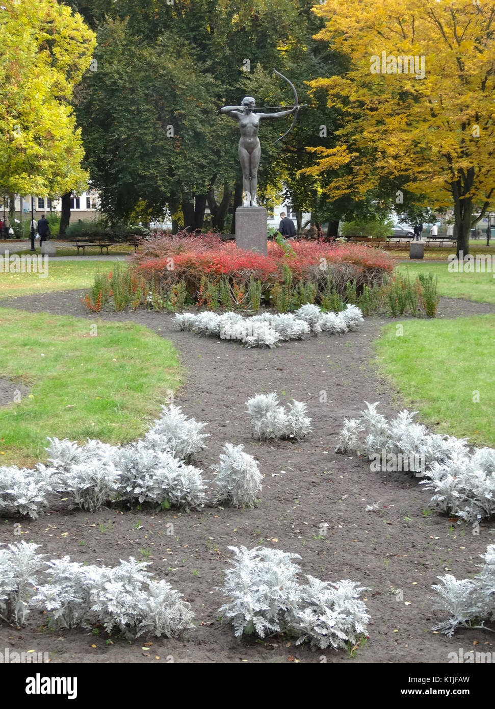 Eine Fotografie der Å uczniczka-Statue in Bydgoszcz, Polen, aufgenommen am 5. Oktober 2013. Die 1910 von Professor Ferdinand Lepcke entworfene Statue zeigt eine Bogenschützin und befindet sich im Jan Kochanowski Park. Stockfoto