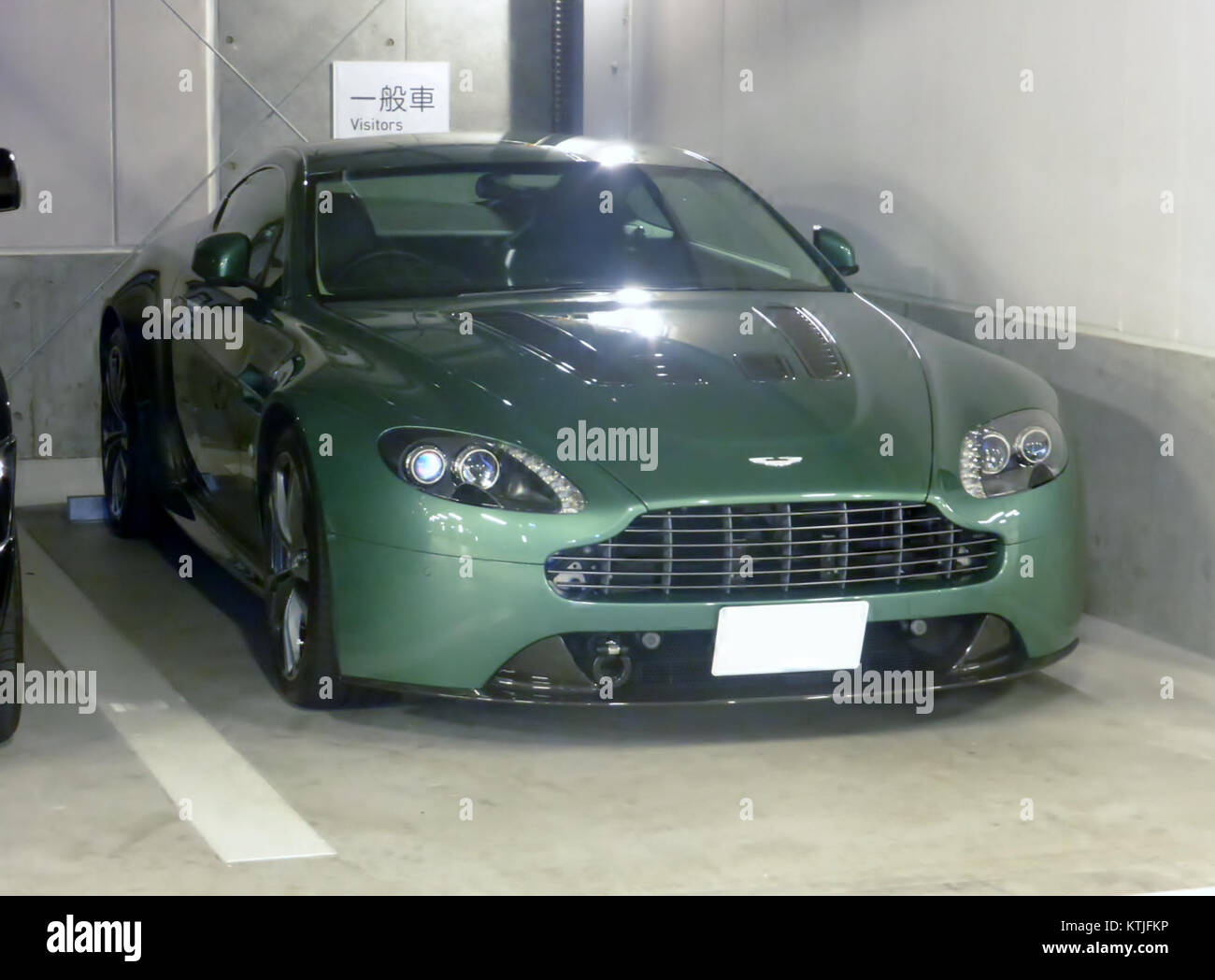 Der Aston Martin V12 Vantage ist ein luxuriöser Sportwagen, der für seinen leistungsstarken V12-Motor und sein elegantes Design bekannt ist und Leistung und Stil bietet. Stockfoto
