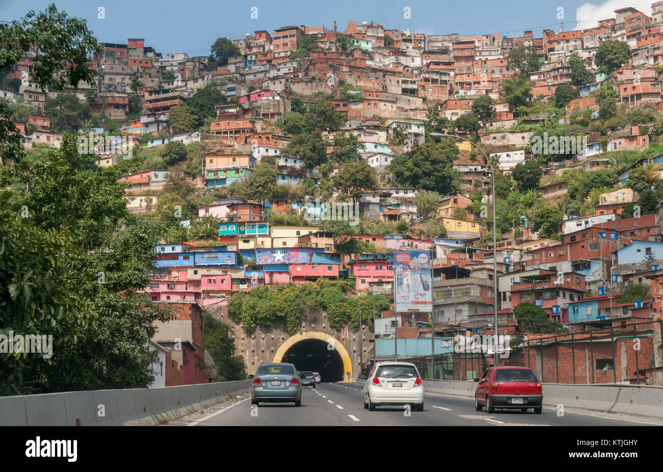 Barrio de Caracas ist ein Stadtteil in der Hauptstadt Venezuelas. Bekannt für ihr lebendiges Gemeinschaftsleben und ihr reiches kulturelles Erbe, spiegelt das Gebiet sowohl die Herausforderungen als auch die Widerstandsfähigkeit der lokalen Bevölkerung wider und trägt zum vielfältigen städtischen Gefüge von Caracas bei. Stockfoto