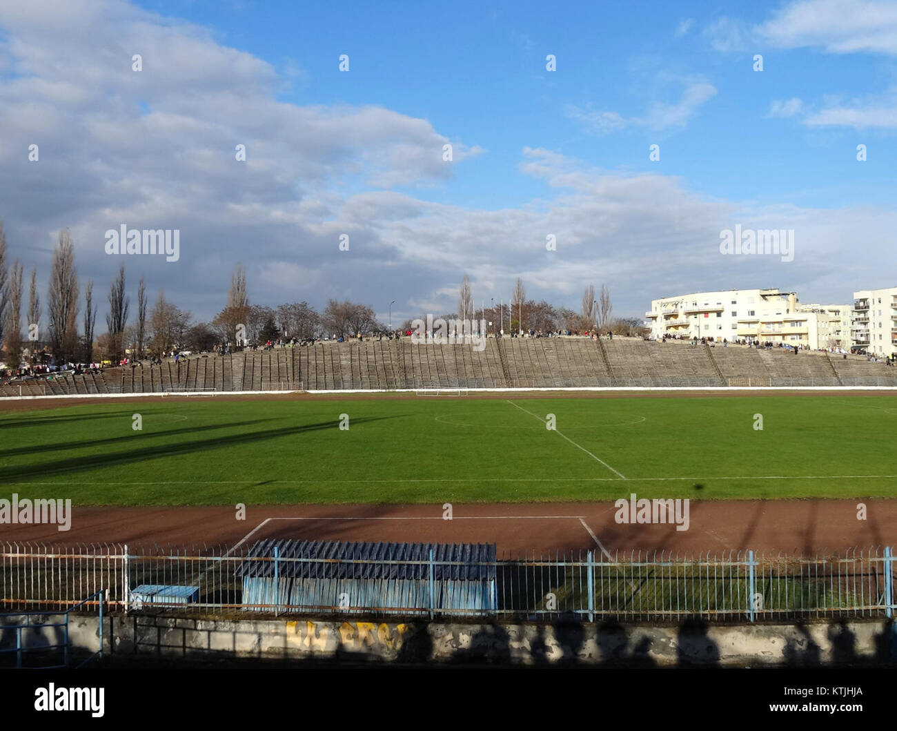 Ein Foto, das im November 2013 vom Chemik-Stadion in Polen aufgenommen wurde. Das Stadion ist Teil der Sportinfrastruktur der Region und Austragungsort lokaler Fußballspiele und -Veranstaltungen. Stockfoto