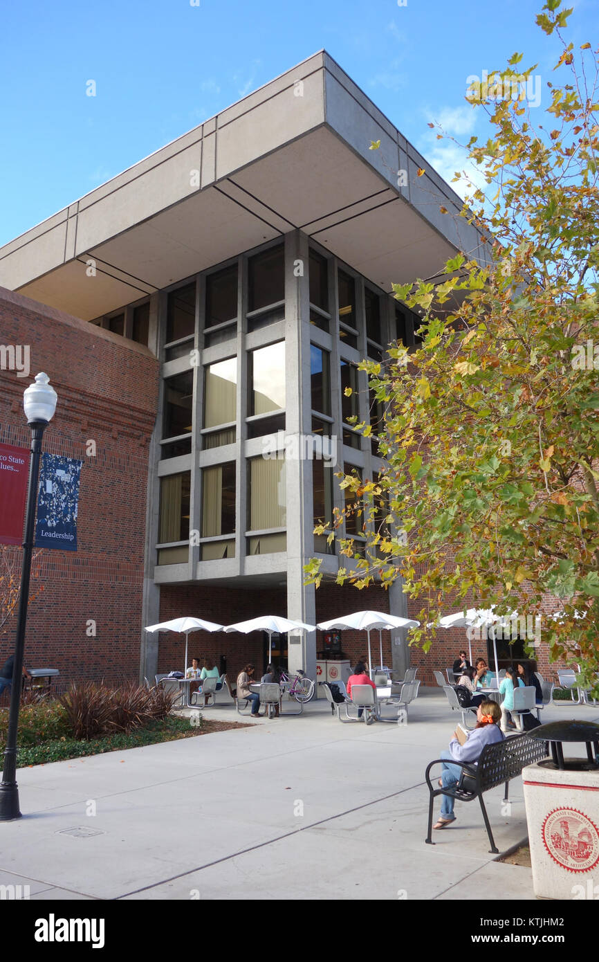 Bell Memorial Union (BMU), 548 West Second Street, Chico, Kalifornien, ist studentenwerk der California State University, Chico. 1969 erbaut und 2001 erweitert, beherbergt es verschiedene Studierendenprogramme, Restaurants und Veranstaltungsräume, darunter das größte Auditorium in Chico. Stockfoto