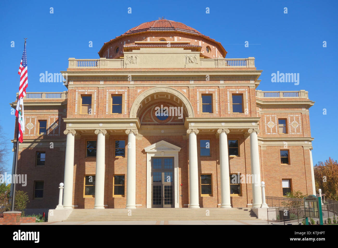 Atascadero City Hall in Atascadero, Kalifornien, ist bekannt für seinen architektonischen Stil und seine Rolle in der lokalen Verwaltung und den Gemeindediensten. Stockfoto