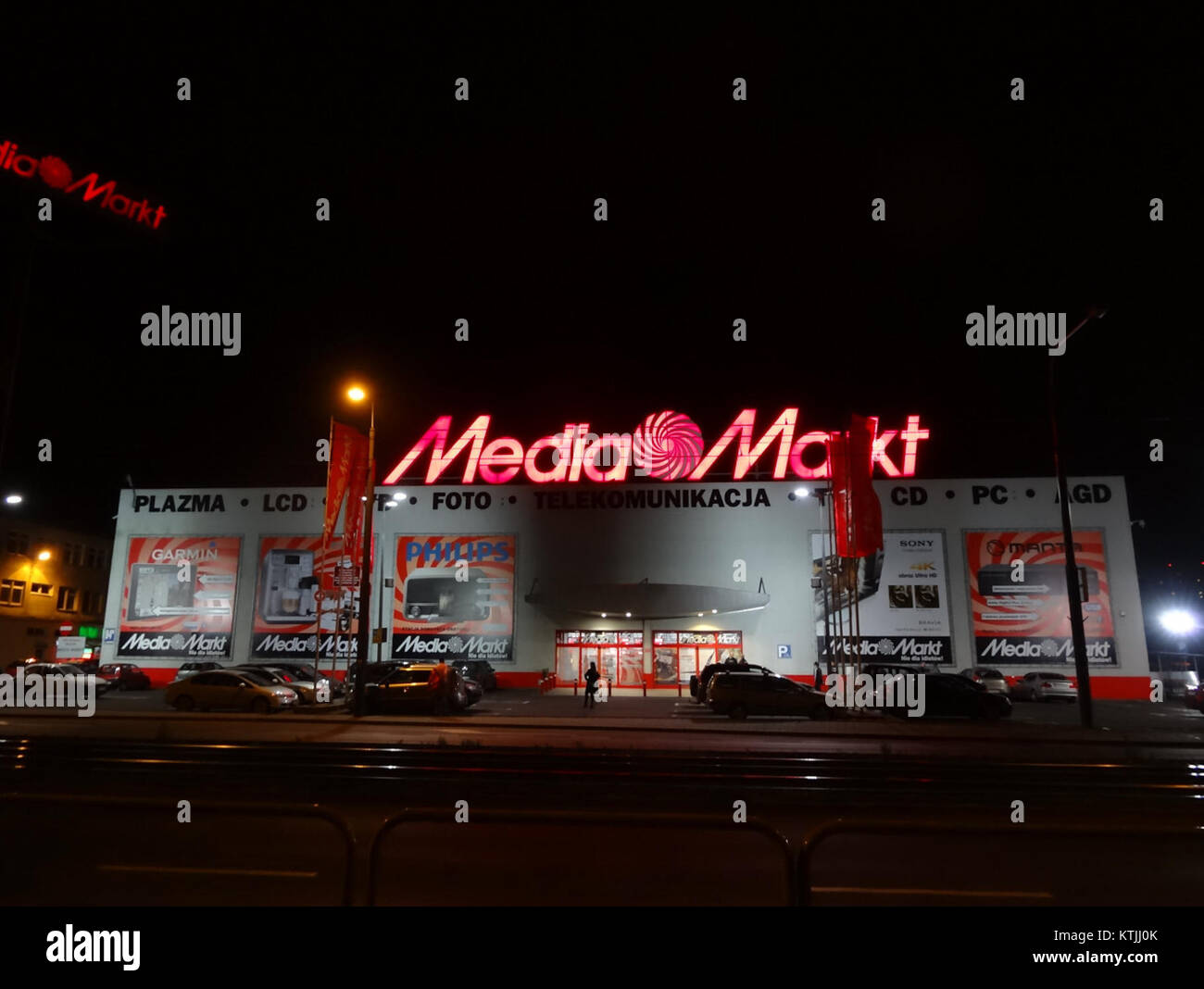 Ein Foto eines MediaMarkt-Geschäfts, aufgenommen in der Nacht des 3. November 2013, das das moderne Einzelhandelsdesign und die nächtliche Atmosphäre des Elektronikhändlers unterstreicht. Stockfoto