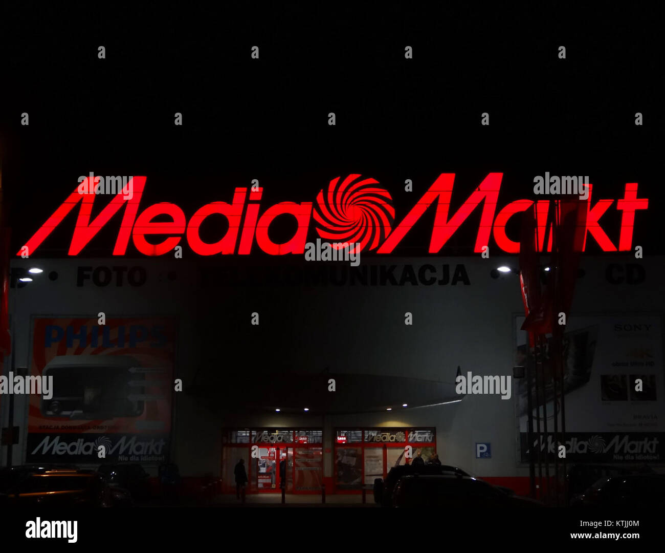 Dieser Titel bezieht sich auf eine Veranstaltung, die MediaMarkt in der Nacht vom 4. November 2013 veranstaltet hat und die wahrscheinlich Werbeaktionen oder Sonderangebote in seinen Geschäften beinhaltet. Sie hebt eine Marketinginitiative oder Verkaufsveranstaltung im Einzelhandel hervor. Stockfoto