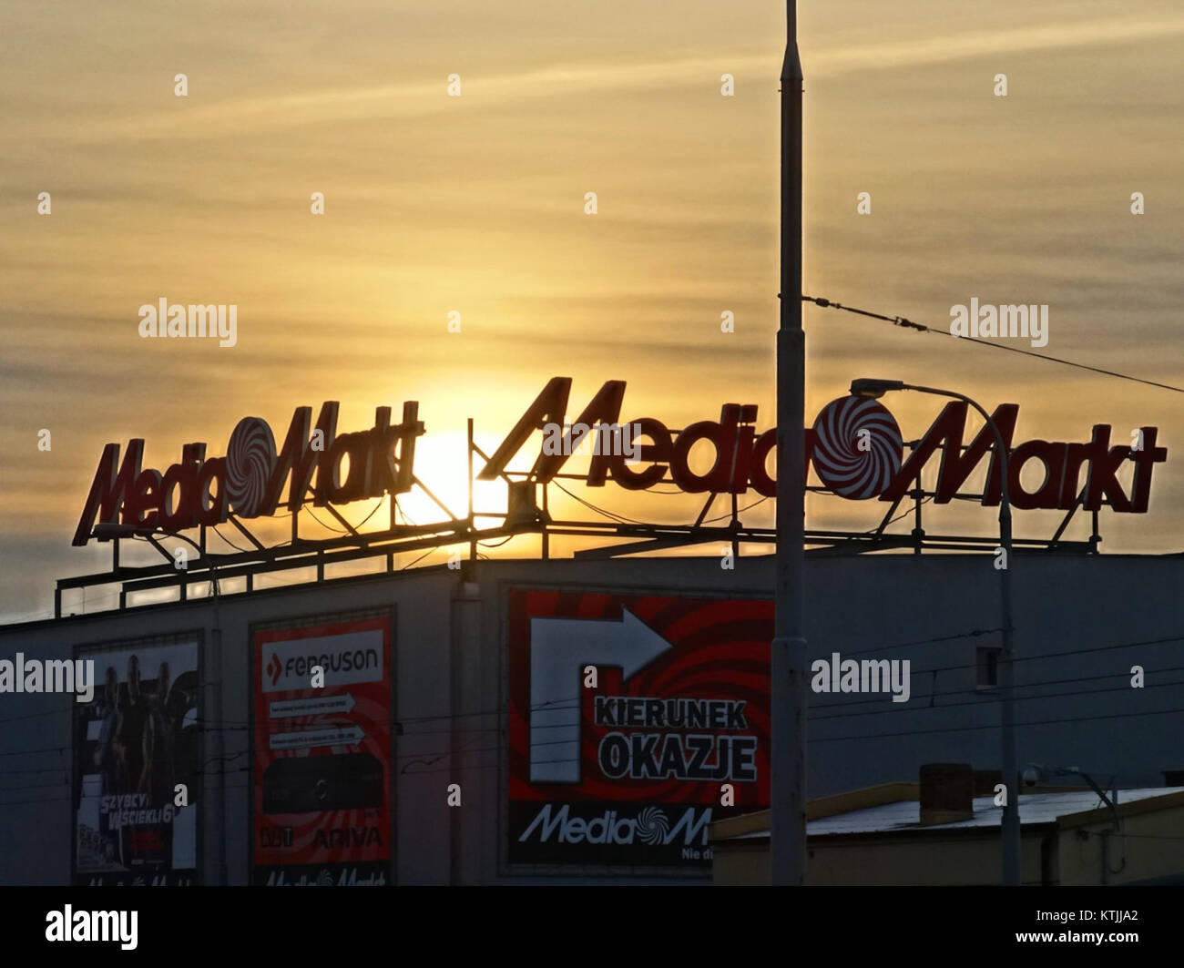 BDG MediaMarkt ist ein Einzelhandelsgeschäft, das für seine Elektronik- und Konsumgüter bekannt ist. Das Neondisplay im Bild hebt das Branding des Stores und die Rolle in der Einzelhandelskultur hervor. Stockfoto